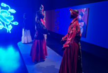 Muzeum Śląskie Etnoalternatywa na manekinach ubrania w tle duży neon