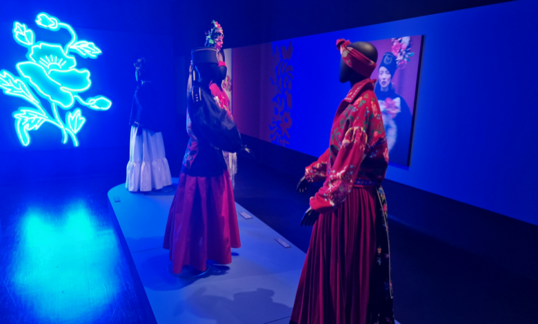 Muzeum Śląskie Etnoalternatywa na manekinach ubrania w tle duży neon