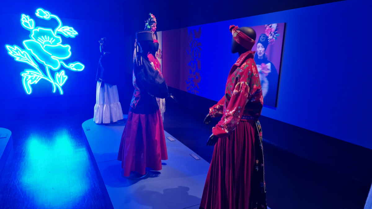 Muzeum Śląskie Etnoalternatywa na manekinach ubrania w tle duży neon