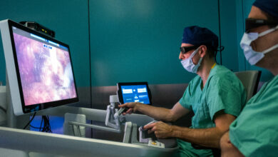 robot chirurgiczny HUGO RAS, lekarz przed ekranem steruje ramionami robota