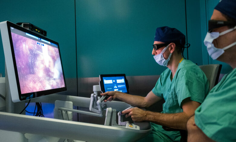 robot chirurgiczny HUGO RAS, lekarz przed ekranem steruje ramionami robota