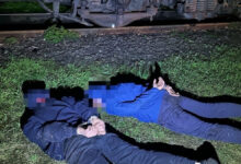 kradzież infrastruktury kolejowej Jaworzno 2025 zatrzymani mężczyźni leża skuci na trawie