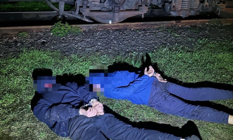 kradzież infrastruktury kolejowej Jaworzno 2025 zatrzymani mężczyźni leża skuci na trawie