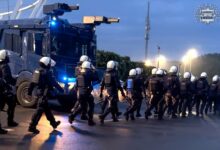 burdy na Stadionie Śląskim oddział policji maszeruje na stadion