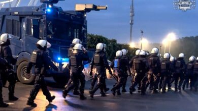 burdy na Stadionie Śląskim oddział policji maszeruje na stadion