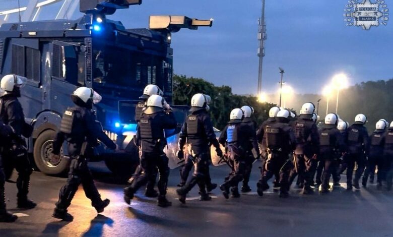burdy na Stadionie Śląskim oddział policji maszeruje na stadion