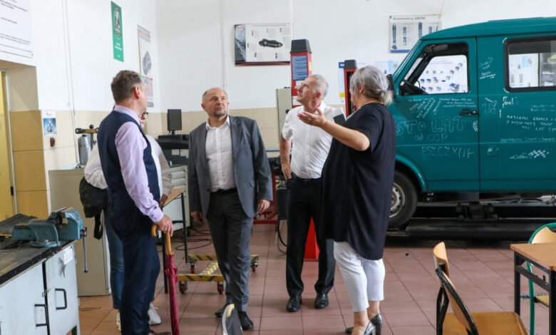 Powiat Pszczyński grupa osób w warsztacie samochodowym - pracowni szkolenej