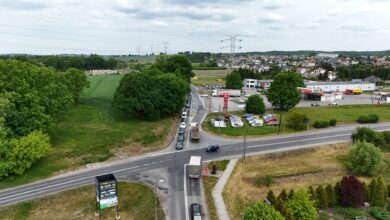 przebudowa skrzyżowania Syrynia - skrzyżowanie z samochodami widziane z drona