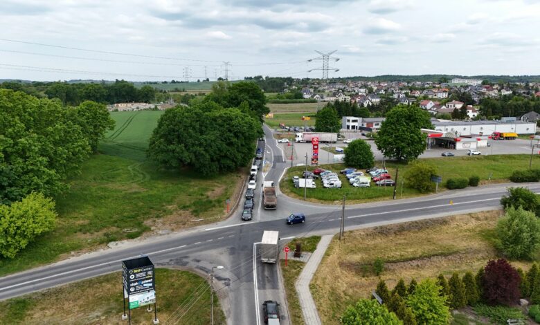 przebudowa skrzyżowania Syrynia - skrzyżowanie z samochodami widziane z drona