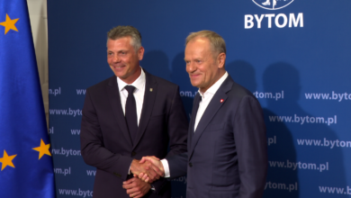 rządowe inwestycje w rozwój Bytomia dwóch mężczyzn w geście porozumienia ściska dłonie