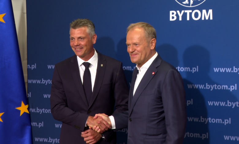 rządowe inwestycje w rozwój Bytomia dwóch mężczyzn w geście porozumienia ściska dłonie