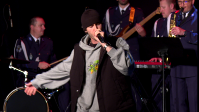 Alien x Majtis na scenie wykonują piosenkę