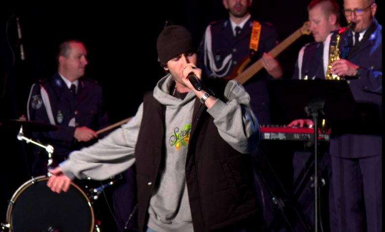 Alien x Majtis na scenie wykonują piosenkę