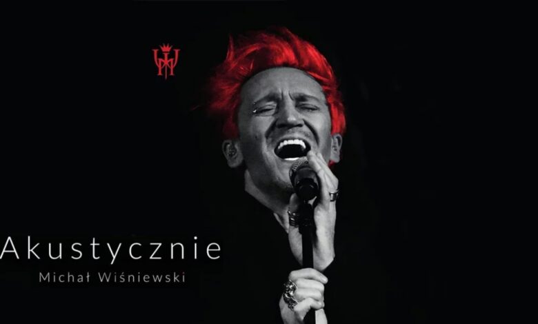 Twórczość Ich Troje i Michała Wiśniewskiego akustycznie – sprawdź datę koncertu Mężczyna przy mikrofonie