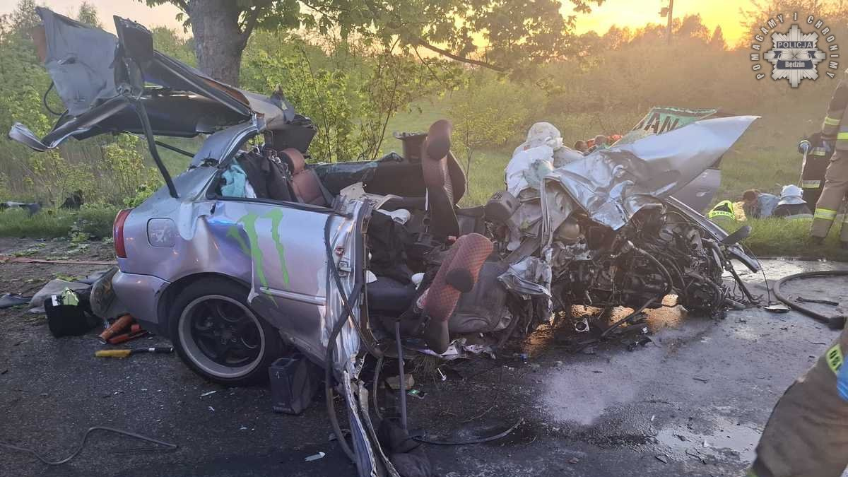 audi uderzyło w drzewo, wrak samochodu