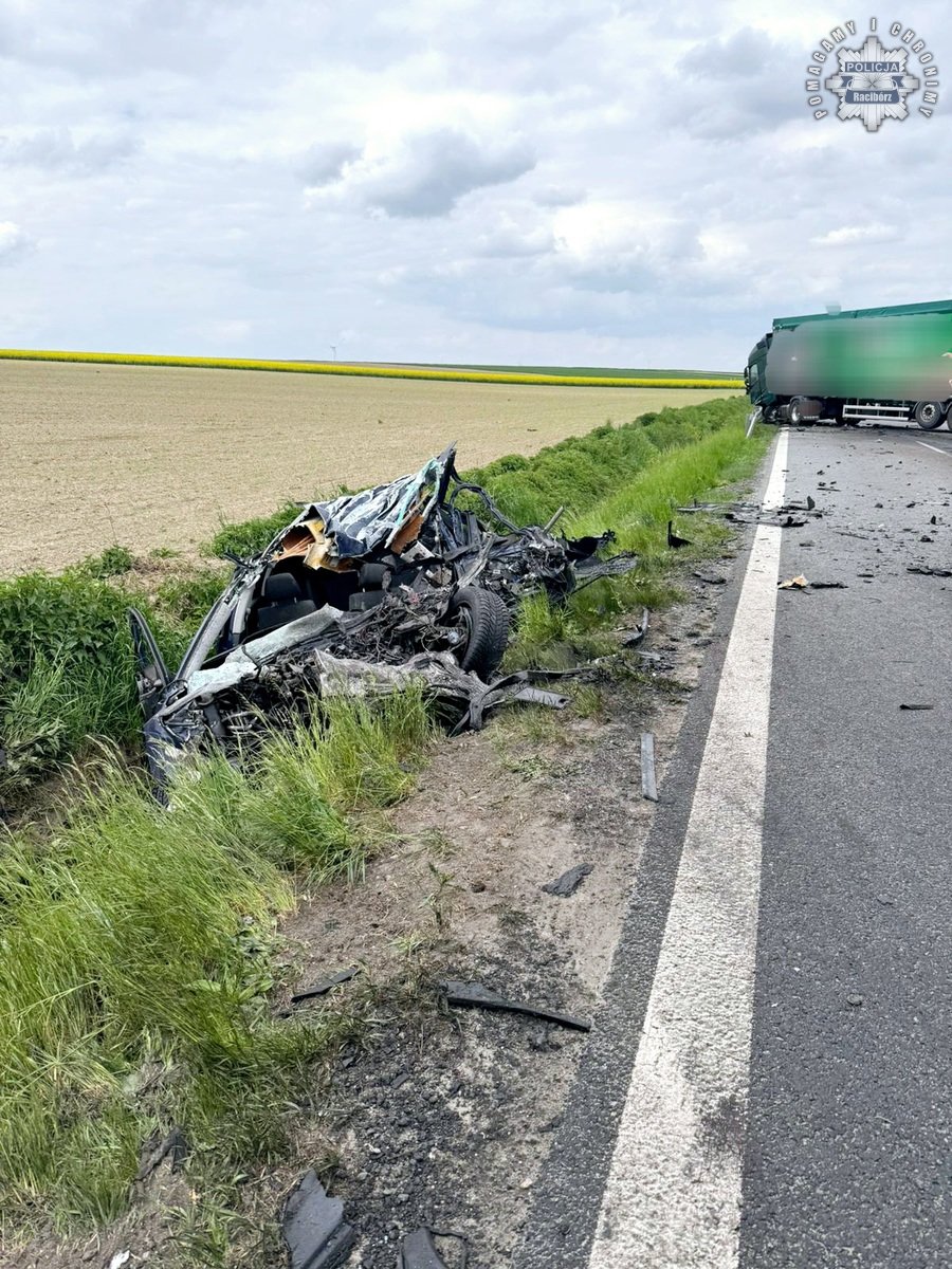 DRAMAT NA DRODZE! Volkswagen wbił się w TIR-a – 32-latek nie żyje!