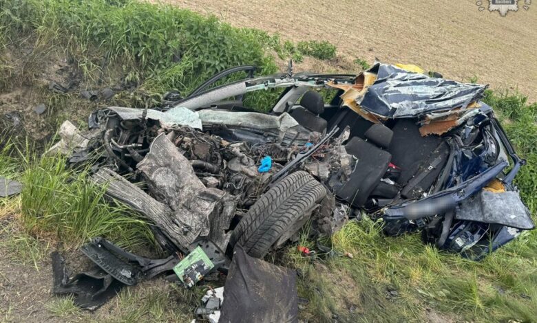 wypadek Bieńkowice WRAK SAMOCHODU NA SKRAJU DROGI