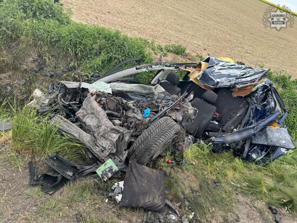 wypadek Bieńkowice WRAK SAMOCHODU NA SKRAJU DROGI