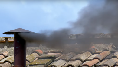 czy wybrano nowego papieża - czarny dym z komina w watykanie