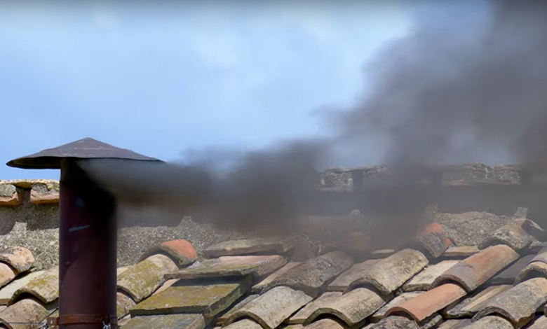 czy wybrano nowego papieża - czarny dym z komina w watykanie