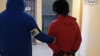 mężczyzna prowadzony przez policjanta ugodził nożem i siekierą w Częstochowie