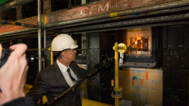 Koksownia Przyjaźń uruchamia najnowocześniejszą baterię koksowniczą w Europie, mężczyzna rozpala palenisko w piecu koksowniczym