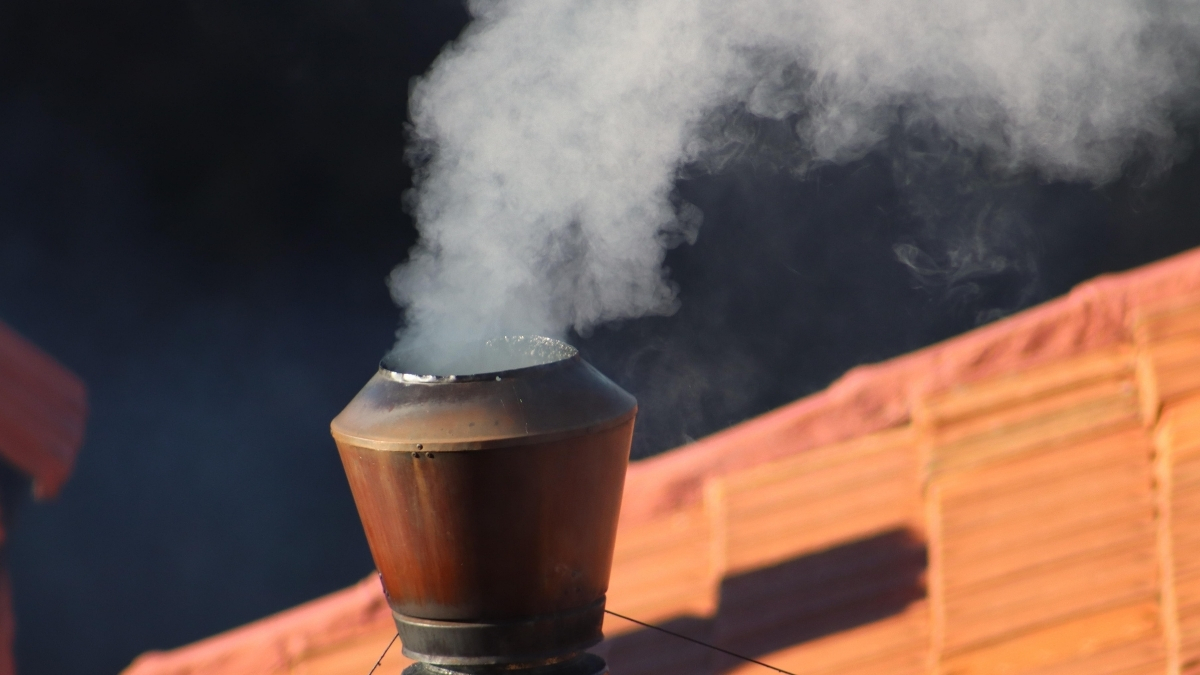 Dziś rozpoczyna się konklawe. Kiedy pojawi się biały dym? Wierni z całego świata śledzą wydarzenia na żywo