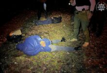 kradzież luksusowych samochodów Katowice dwaj mężczyźni lezą na ziemi skuci na plecach