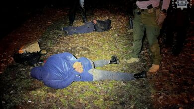 kradzież luksusowych samochodów Katowice dwaj mężczyźni lezą na ziemi skuci na plecach