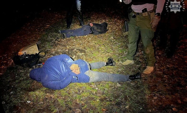 kradzież luksusowych samochodów Katowice dwaj mężczyźni lezą na ziemi skuci na plecach