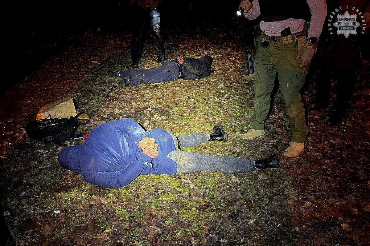 kradzież luksusowych samochodów Katowice dwaj mężczyźni lezą na ziemi skuci na plecach