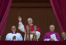 Leon XIV nowy papież pozdrawia wiernych z balkonu