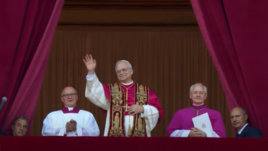 Leon XIV nowy papież pozdrawia wiernych z balkonu