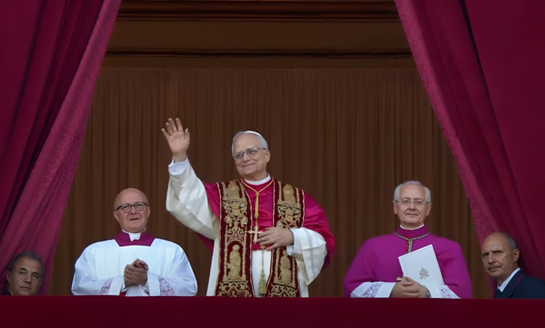 Leon XIV nowy papież pozdrawia wiernych z balkonu