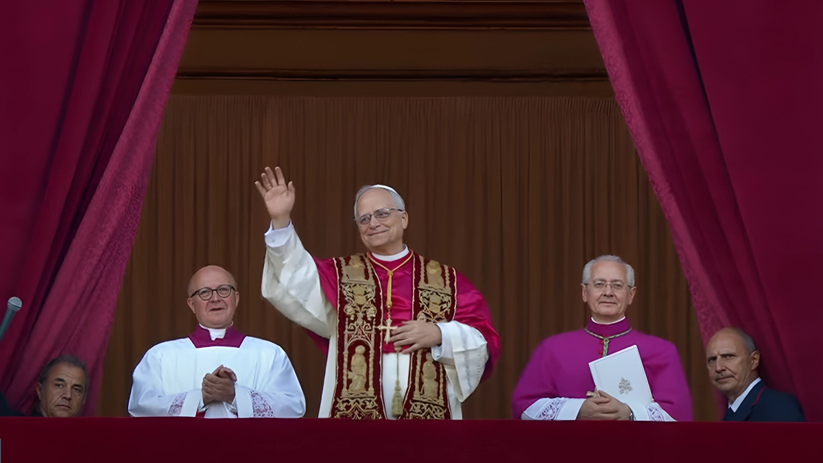 Leon XIV nowy papież pozdrawia wiernych z balkonu