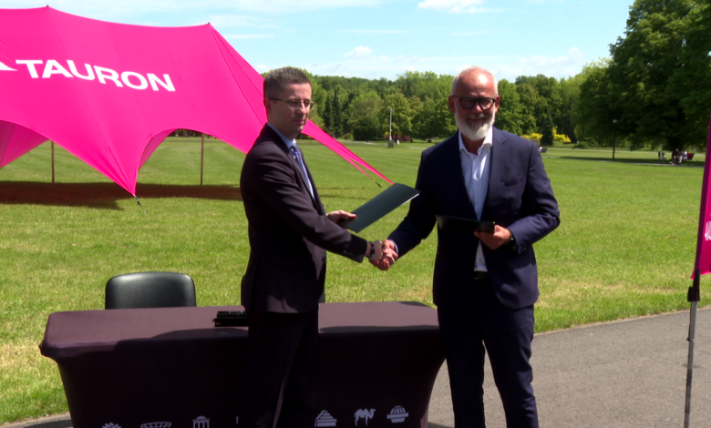 Tauron Park Śląski dwaj mężczyźni w geście porozumienia ściskają sobie dłonie