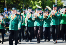 Pochód Ludzi Ognia Chorzów, orkiestra dęta maszeruje ulicą