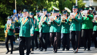 Pochód Ludzi Ognia Chorzów, orkiestra dęta maszeruje ulicą