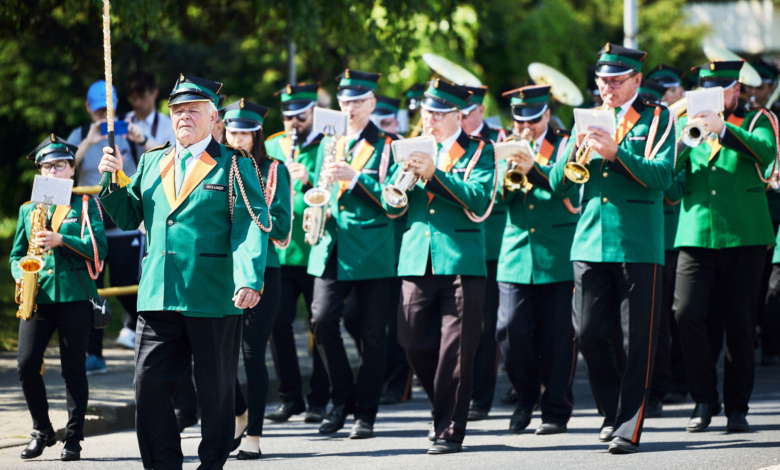 Pochód Ludzi Ognia Chorzów, orkiestra dęta maszeruje ulicą