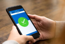 przelew z ZUS na konto Ekran telefonu komórkowego z aplikacja bankową trzymany w rękach