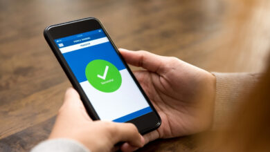 przelew z ZUS na konto Ekran telefonu komórkowego z aplikacja bankową trzymany w rękach