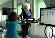 Górnośląskie Centrum Rehabilitacji kobieta w urządzeniu uczącym poruszania się