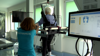 Górnośląskie Centrum Rehabilitacji kobieta w urządzeniu uczącym poruszania się