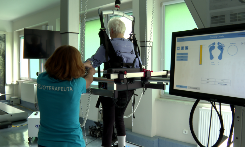 Górnośląskie Centrum Rehabilitacji kobieta w urządzeniu uczącym poruszania się