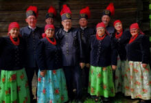 Śląskie Gody 2025 - grupa osób w strojach ludowych pozuje do zdjęcia