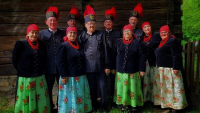 Śląskie Gody 2025 - grupa osób w strojach ludowych pozuje do zdjęcia