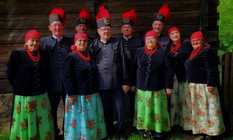 Śląskie Gody 2025 - grupa osób w strojach ludowych pozuje do zdjęcia