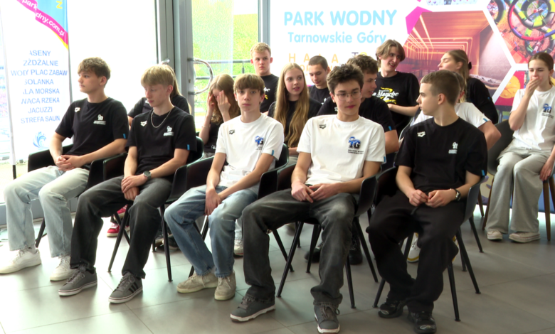 sztafeta przez Jezioro Garda grua młodych osób siedzi na krzesłach