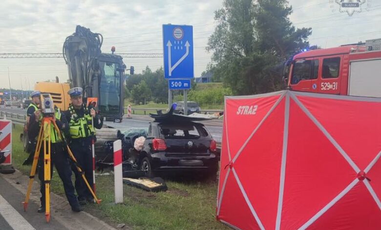 tragedia na A4 policjanci w tle rozbity samochód