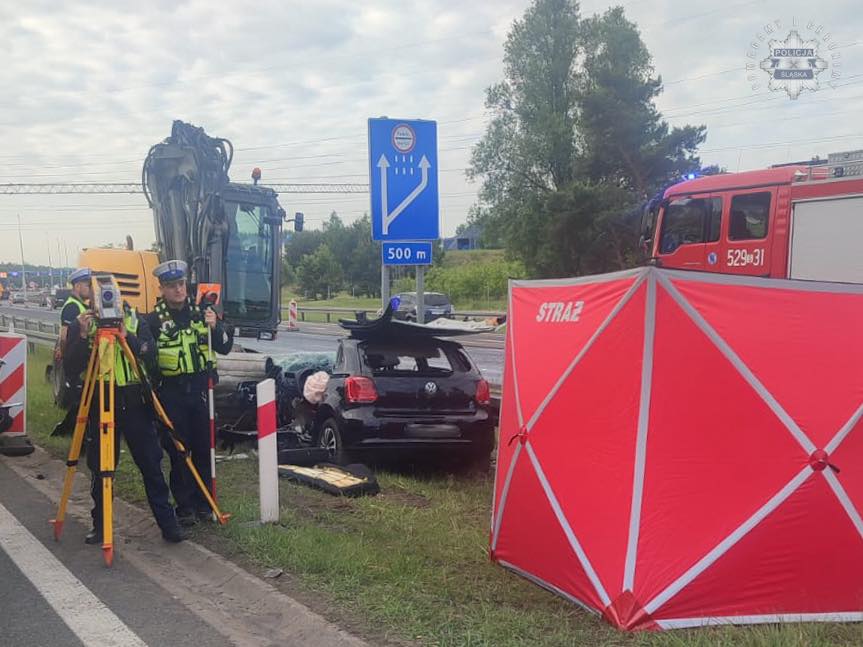 tragedia na A4 policjanci w tle rozbity samochód